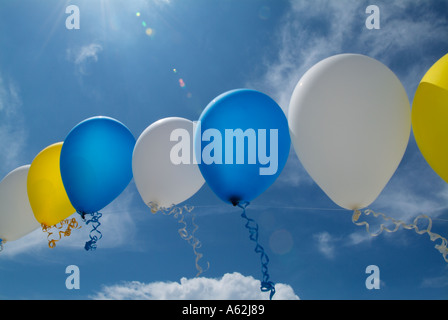 Helium gefüllte Ballons schweben gegen einen Himmel Hintergrund Ballons Deko Stockfoto