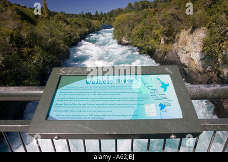 Informationstafel über die Brücke über den Waikato River oberhalb Huka Wasserfälle in der Nähe von Taupo Nordinsel Neuseeland Stockfoto