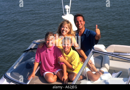 Porträt der glückliche Familie Motorboot Spaß und Entspannung im freien zusammen Stockfoto