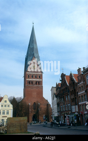 Clock Tower gegen blauen Himmel, St. John's-Kirche, Lunenburg, Niedersachsen, Deutschland Stockfoto