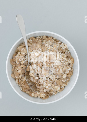 Müsli in Schüssel auf hellen grauen Hintergrund Stockfoto