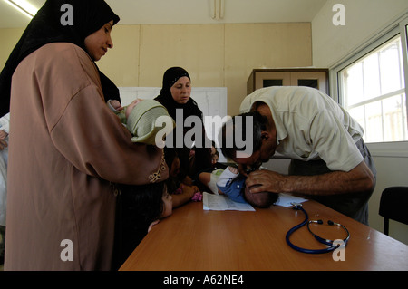 Ein palästinensisches Kind erhalten medizinische Behandlung in einer Klinik im Westjordanland Israel Stockfoto