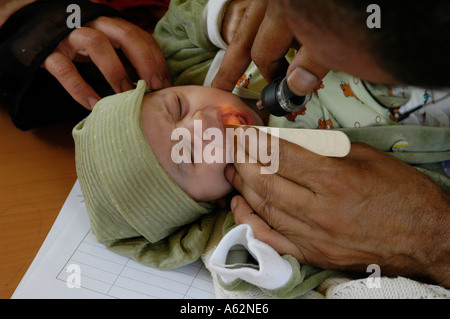 Eine palästinensische Babys erhalten medizinische Behandlung in einer Klinik im Westjordanland Israel Stockfoto