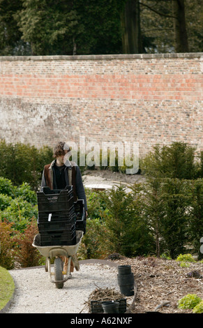 Promi-Gärtner Dan Pearson arbeiten an der neuen ummauerten Garten in Broughton Hall Stockfoto