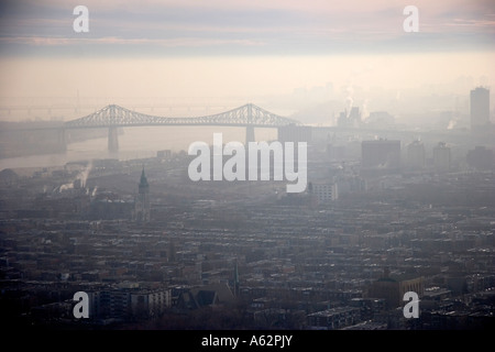 Montreal Kanada industrielle Skyline mit Brücke und smog Stockfoto