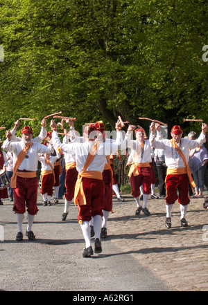 Morris Dancers bei Rivington Ortslage Lancashire Stockfoto