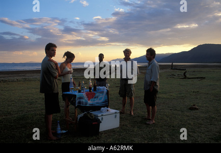 Touristen genießen einen Drink bei Sonnenuntergang Lake Manyara Nationalpark Tansania Stockfoto