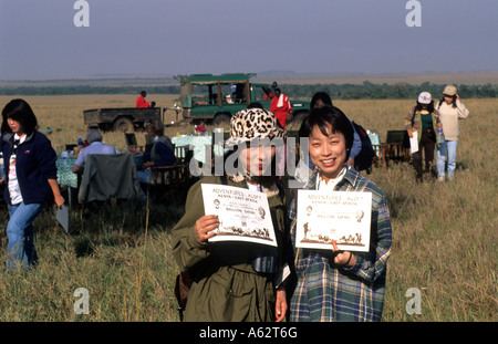 Japanische Touristen in der Mitte der Safari im Dschungel frühstücken nach Ballon fahren in Kenia Afrika in der Masai Mara Stockfoto