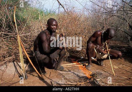 Hadza Jäger making Pfeile Lake Eyasi Tansania kleinen Stamm der Jäger und Sammler Stockfoto