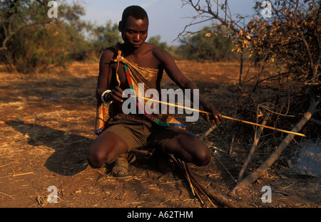 Hadza Jäger making Pfeile Lake Eyasi Tansania kleinen Stamm der Jäger und Sammler Stockfoto