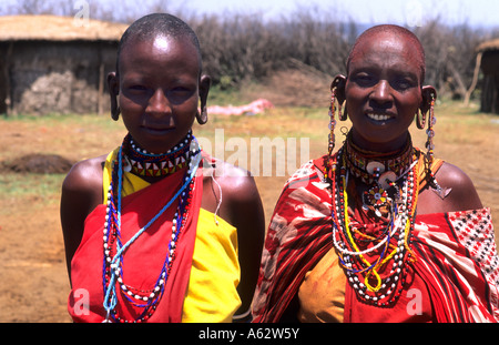 Massai-Stamm dunkle Frauen in traditionellen Kostümen verkleiden im Dschungel in der Nähe von Kenia Afrika Stockfoto