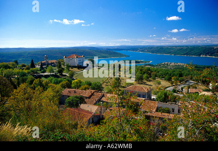 Erhöhte Ansicht eines Dorfes auf einem See, Croix See, Aiguines, Var, Cote d ' Azur, Provence, Frankreich Stockfoto