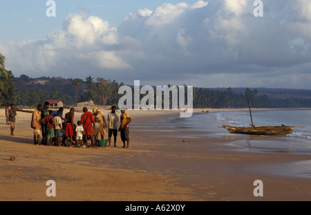 Lindi Bay Fischer verkaufen Fisch am Strand South Coast Tansania Stockfoto