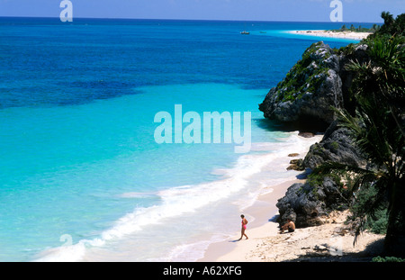 Schöne Yucatan einsamen Strand mit paar von oben Felsen in Tulum Cozamel Mexiko Stockfoto