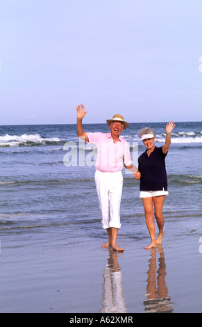 Senior im Ruhestand paar erholsamen Strandtag am Meer Stockfoto