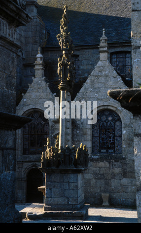 Brunnen im Hof der Kirche St. Thegonnec Finistere, Bretagne, Frankreich Stockfoto