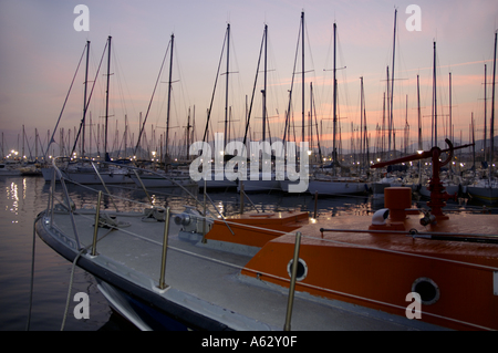 Sonnenuntergang über Boote vor Anker in einer Marina, Marseille, Frankreich. Stockfoto