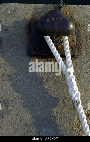 Poller mit Seilen um ihn herum Stockfoto