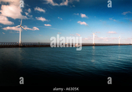 Windkraftanlagen auf dem Meer an Sommertag am Hafen von Blyth, Northumberland Stockfoto