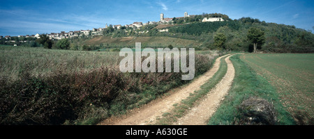 Unbefestigte Straße durchquert eine Graslandschaft, Vezelay, Burgund, Frankreich Stockfoto