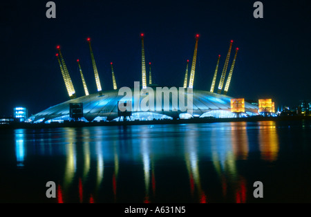 Ausstellungshaus leuchtet in der Nacht, The O2, London, England Stockfoto