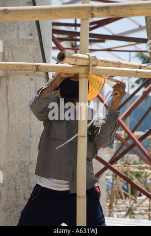 Männliche asiatischen Bau Team von Arbeitern Montage Bambus Gebäudestruktur Gerüst am Wiederaufbau Aufstellungsort auf Ko Phi Phi Island, Krabi Provinz Stockfoto