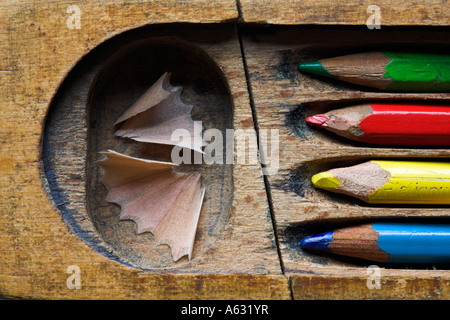 Alte hölzerne pencil Case mit Farbstiften Stockfoto