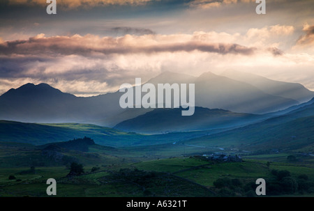 Rechen Sonnenlicht dringt den Nebel rund um Mount Snowdon. Stockfoto