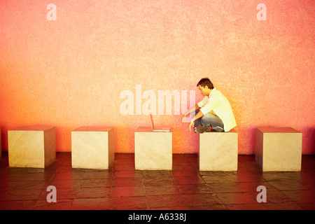 Seitenansicht eines Mitte erwachsenen Mannes Blick auf einem laptop Stockfoto