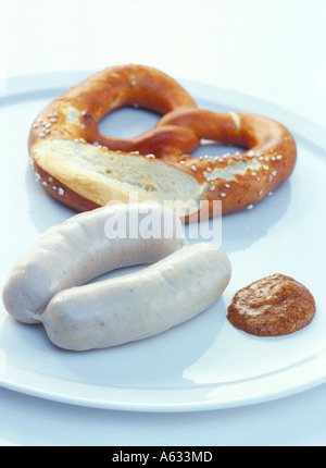 Nahaufnahme von Würstchen und Senfsauce auf Platte Stockfoto