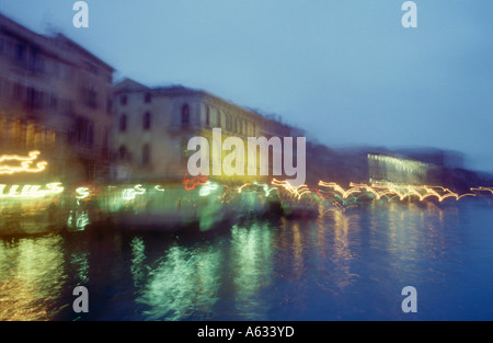 Verschwommene Sicht der Boote im Kanal, Canal Grande, Venedig, Veneto, Italien Stockfoto