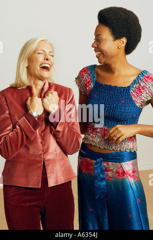 Ältere Frau und eine junge Frau, lachen Stockfoto