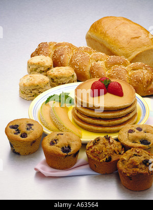 Frühstück und Abendessen Brot angeordnet mit frischem Obst gebacken und oder Pfanne zubereitet aus gebürstetem Edelstahl-Hintergrund Stockfoto