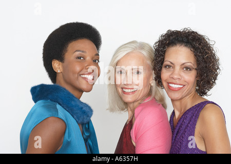 Portrait einer älteren Frau lächelnd mit einer reifen Frau und eine junge Frau Stockfoto