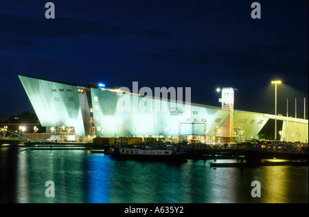 Wissenschaftsmuseum leuchtet in der Nacht, Nemo, Amsterdam, Niederlande Stockfoto