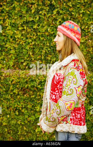 Seitenansicht einer jungen Frau, Lächeln Stockfoto