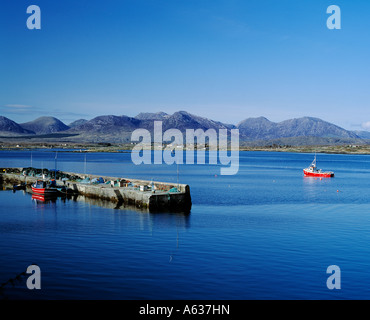 Irland, County Galway, Roundstone, Westküste mit der zwölf Bens Stifte Bergkette im Hintergrund wilden Atlantik Weg Stockfoto