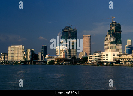 Gebäude entlang der Chao Phraya River, Fluss Chao Phraya, Bangkok, Thailand, Südostasien, Asien Stockfoto