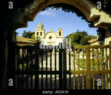 Blick durch das Tor der Mission San Carlos Borromäus in Carmel auf der Monterey Halbinsel von Kalifornien Stockfoto