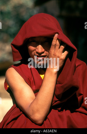 1, 1, tibetischer Mönch, buddhistischer Mönch, religiöser Mann, Tibetische Mann, Augenkontakt, Vorderansicht, Porträt, Drepung Kloster, westlich von Lhasa, Tibet, China Stockfoto