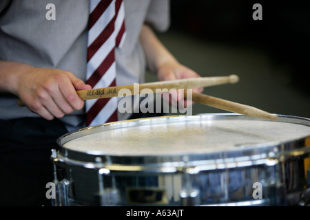 Schüler spielen die Trommel an Winterfold Preparatory School in der Nähe von Kidderminster in Worcestershire UK Stockfoto