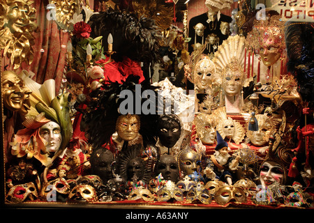 Karnevalsmasken für den Verkauf in einem Schaufenster in Venedig Italien Stockfoto