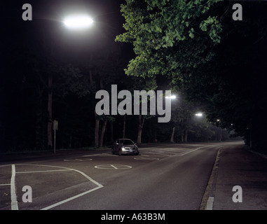 Ein Auto geparkt ist allein in der Nacht auf einem leeren Parkplatz in Deutschland, München, Europa Stockfoto