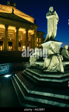 Statuen vor Theater, Schauspielhaus, Berlin, Deutschland Stockfoto