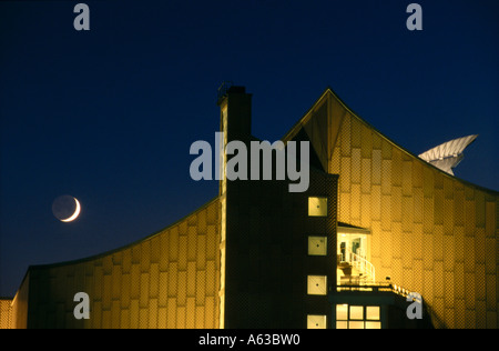 Halbmond über Konzert Halle, Berliner Philharmonie, Berlin, Deutschland Stockfoto