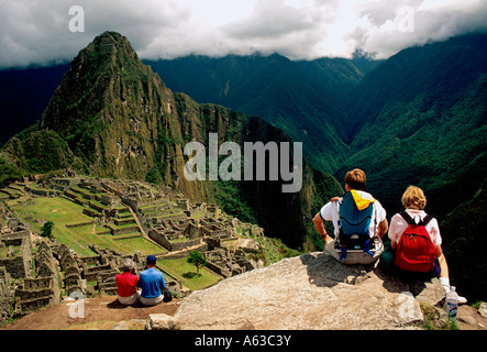 Leute, Touristen in Machu Picchu aka Die Verlorene Stadt der Inkas ein Inka aus der Inca Empire in den Anden in Peru ruine Südamerika Stockfoto