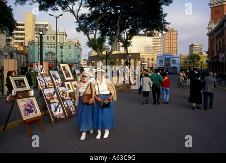 Menschen, alte Frauen, ältere Frau, n Touristen, Kunstmesse, Parque Central, Miraflores, Lima, Lima, Peru, Südamerika Stockfoto