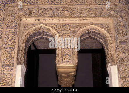 Bogen Bögen Arcade-Fliesen Fassade im Innenhof El Alcazar Sevilla Sevilla Provinz Spanien Europa Stockfoto