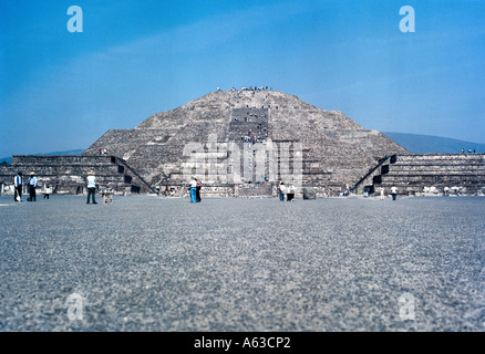 Touristen an Pyramide, Teotihuacan, Mexiko Stockfoto