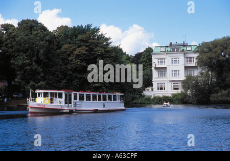 Auch im Fluss mit weißen Haus im Hintergrund, Fluss Alster, Hamburg, Deutschland Stockfoto